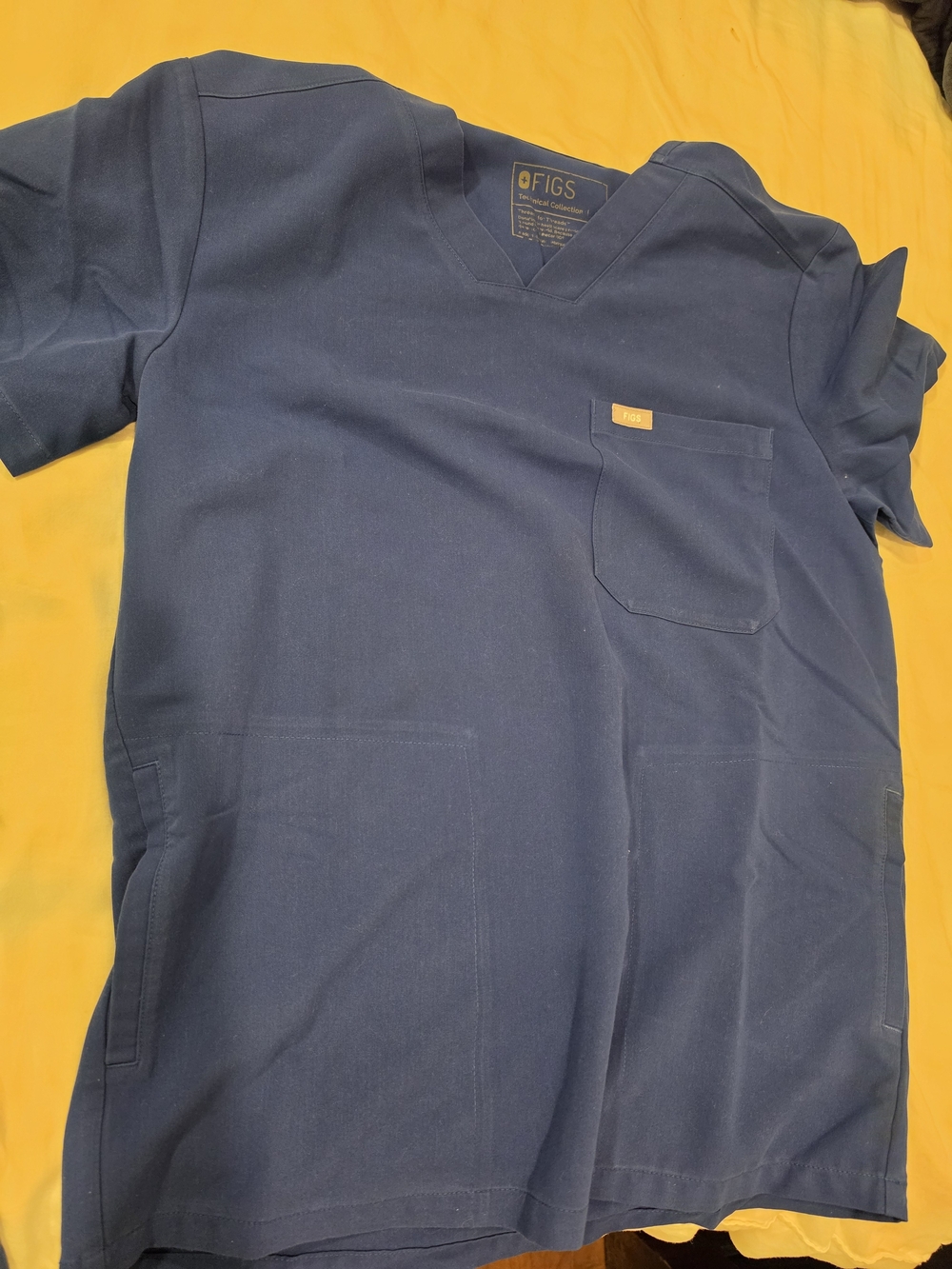 Figs Men’s V-Neck Medical Scrub Top And Jogger Pants